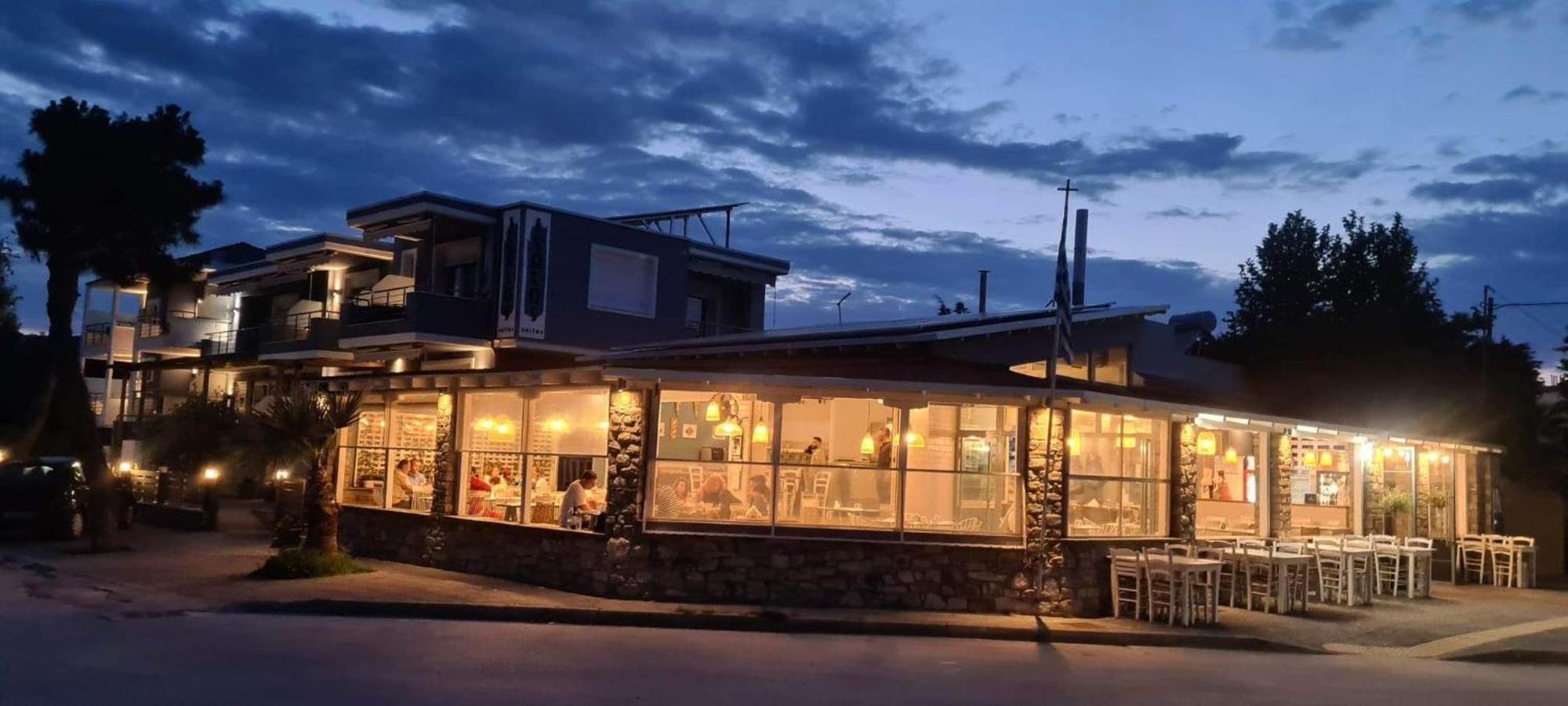 Isalos Suites Néa Péramos Екстериор снимка
