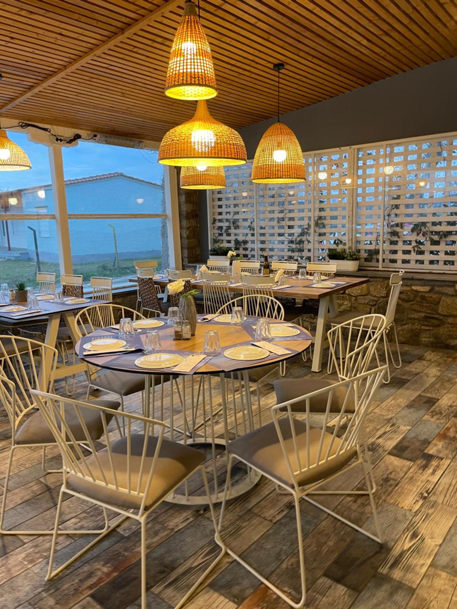 Isalos Suites Néa Péramos Екстериор снимка