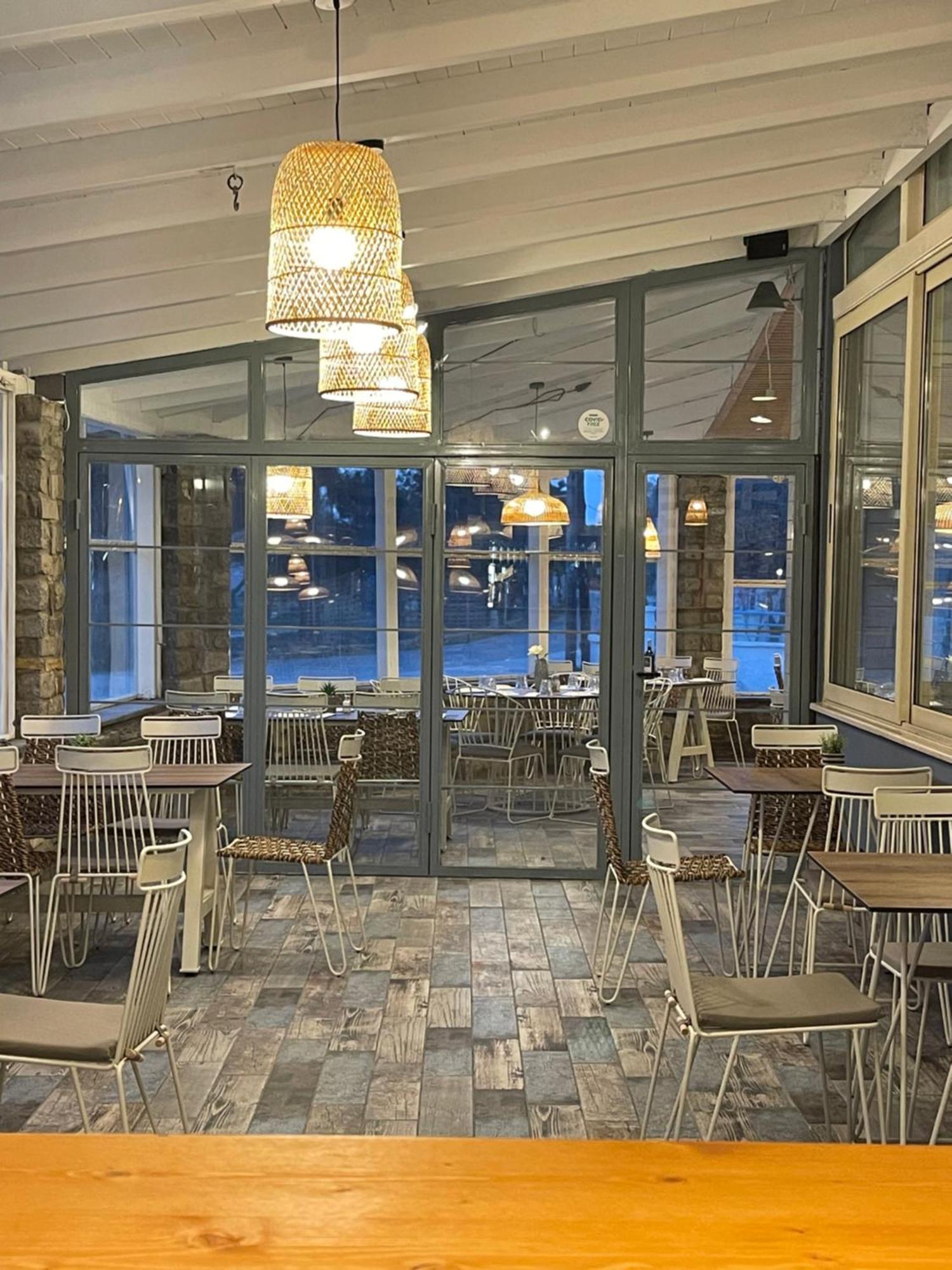 Isalos Suites Néa Péramos Екстериор снимка