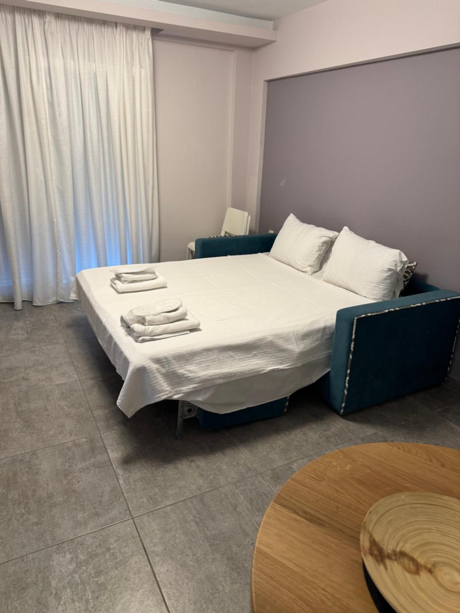 Isalos Suites Néa Péramos Екстериор снимка
