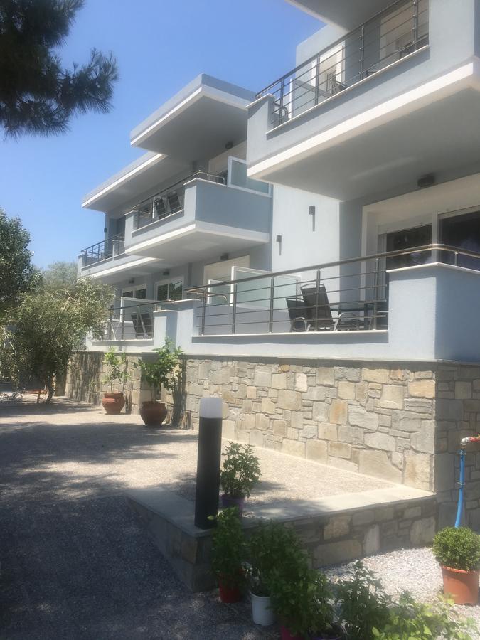 Isalos Suites Néa Péramos Екстериор снимка