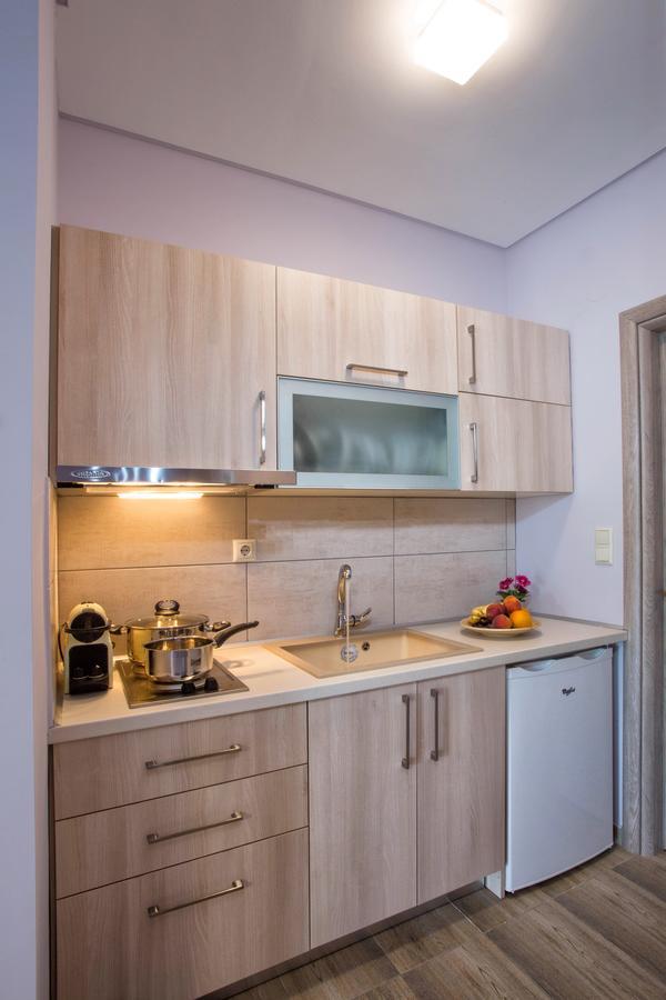 Isalos Suites Néa Péramos Екстериор снимка