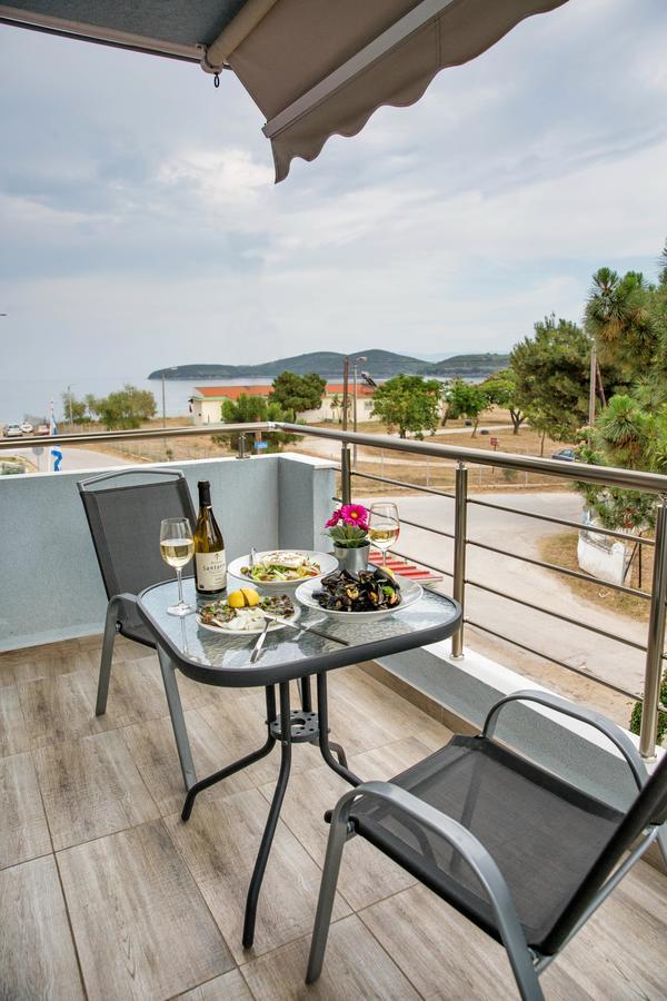 Isalos Suites Néa Péramos Екстериор снимка