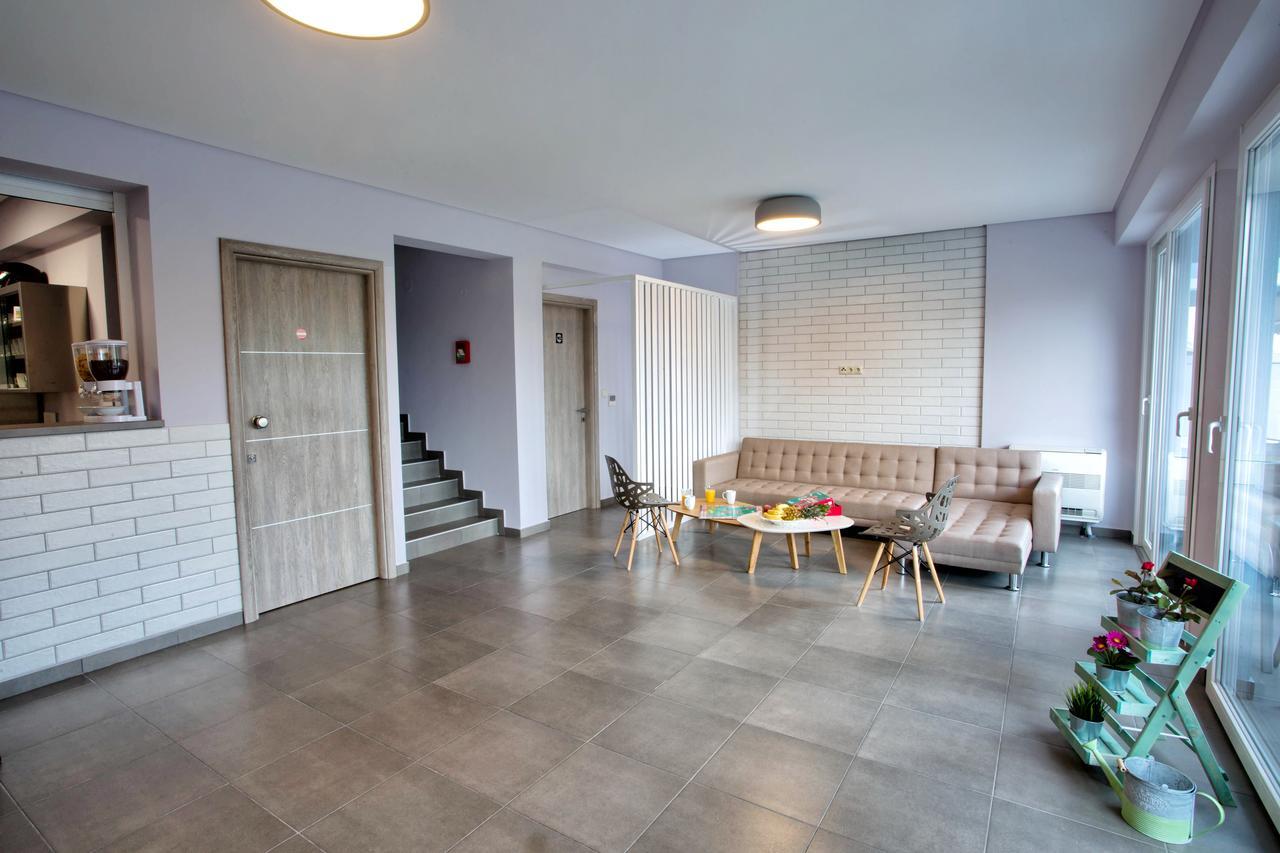 Isalos Suites Néa Péramos Екстериор снимка
