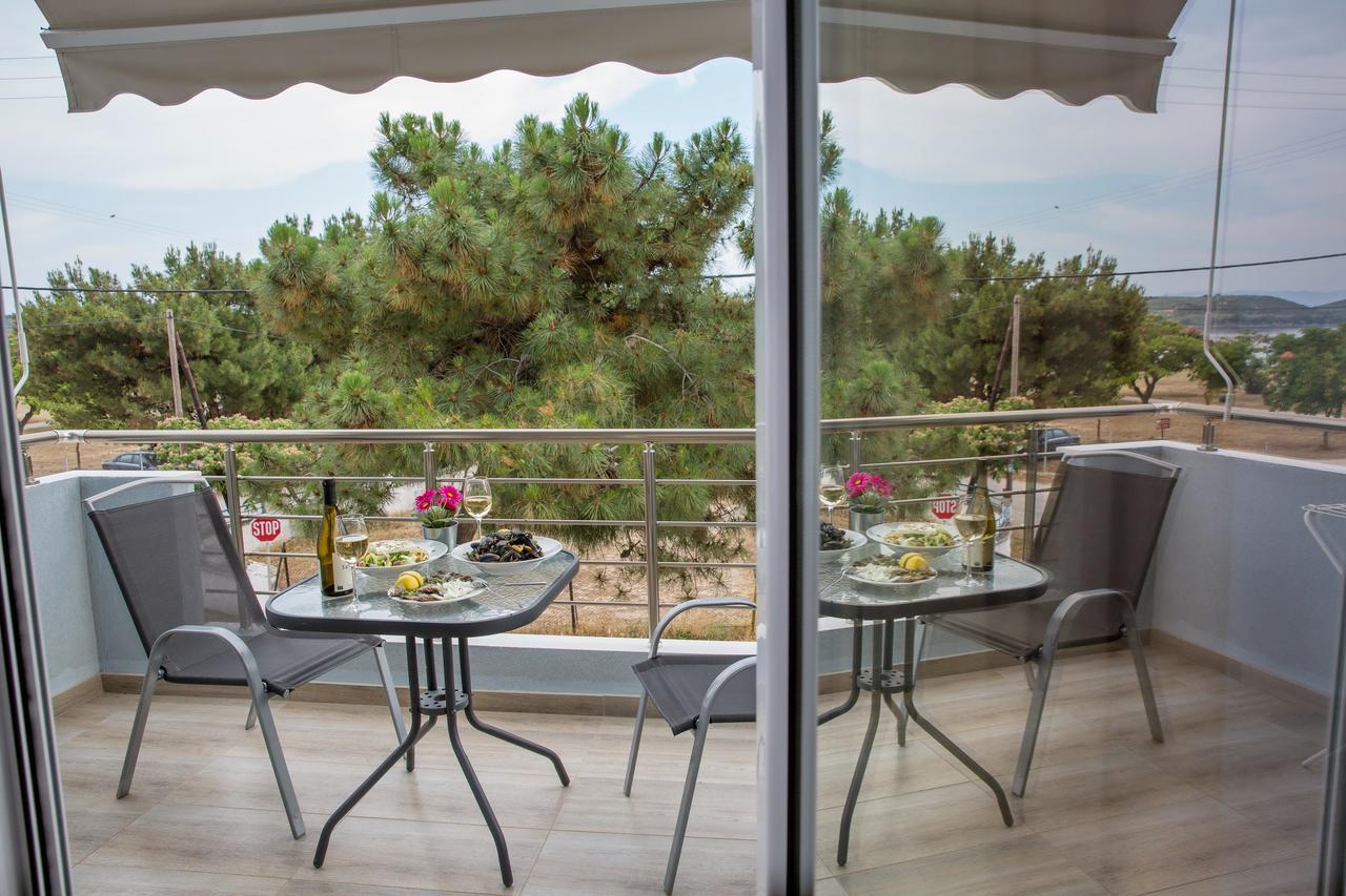 Isalos Suites Néa Péramos Екстериор снимка