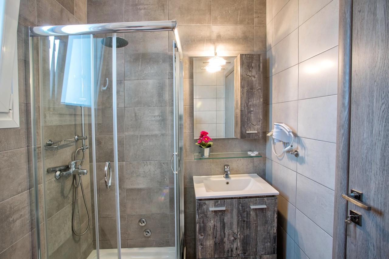 Isalos Suites Néa Péramos Екстериор снимка