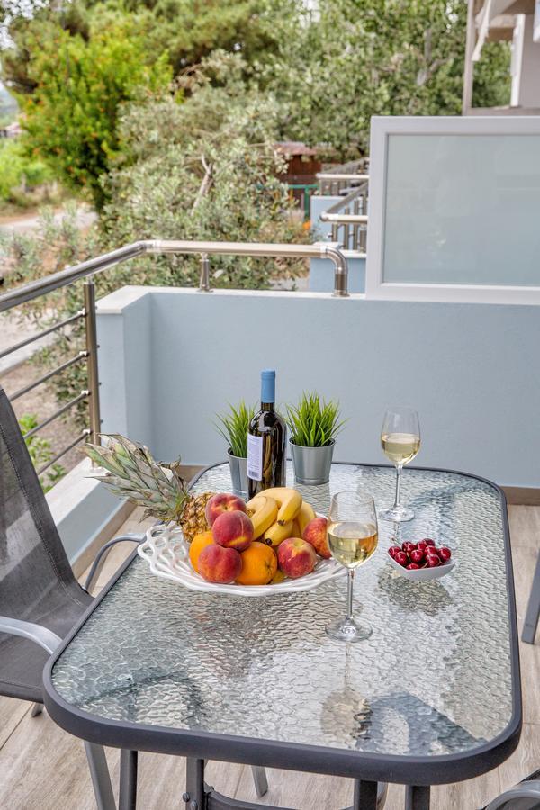 Isalos Suites Néa Péramos Екстериор снимка
