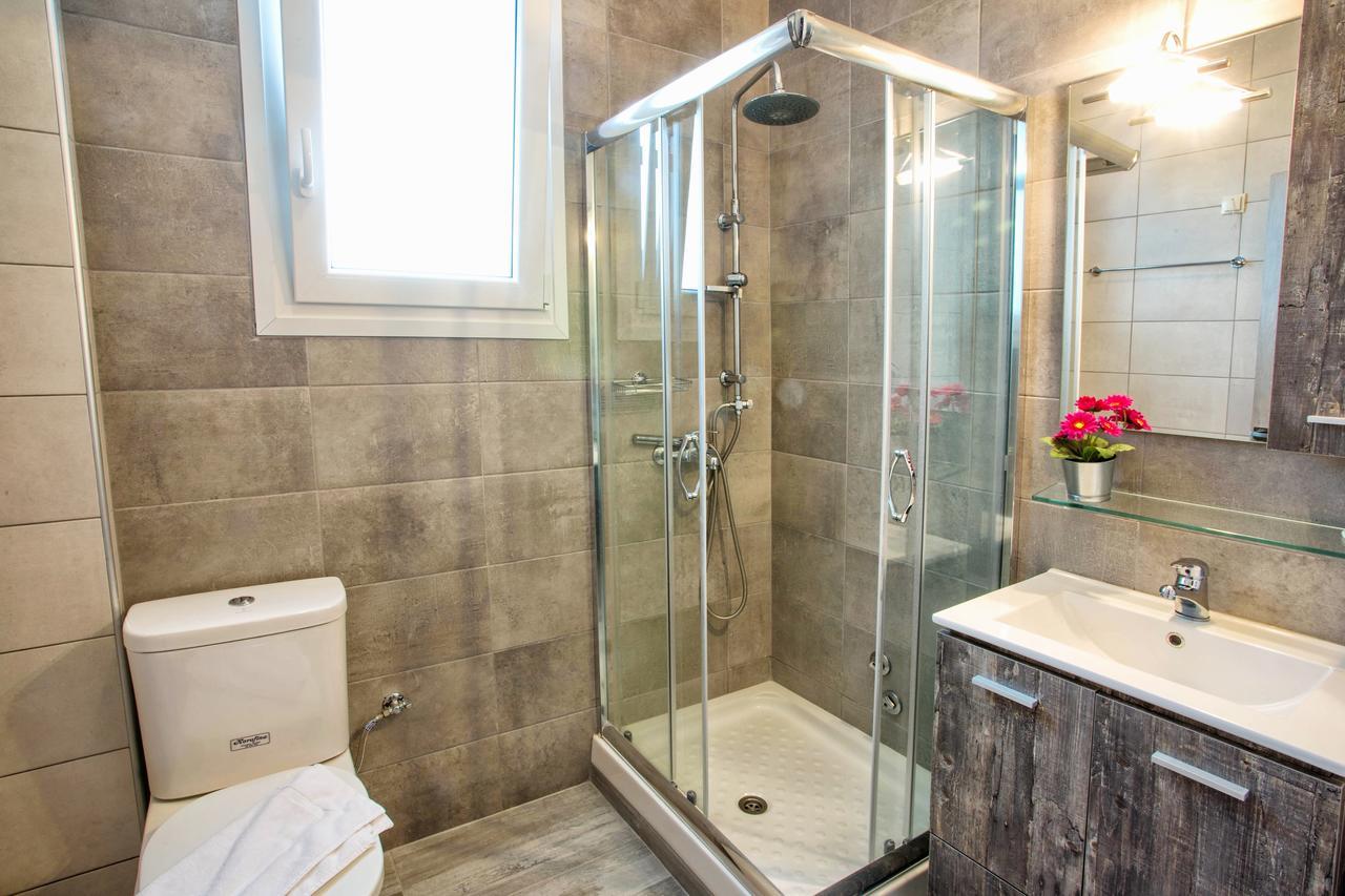 Isalos Suites Néa Péramos Екстериор снимка