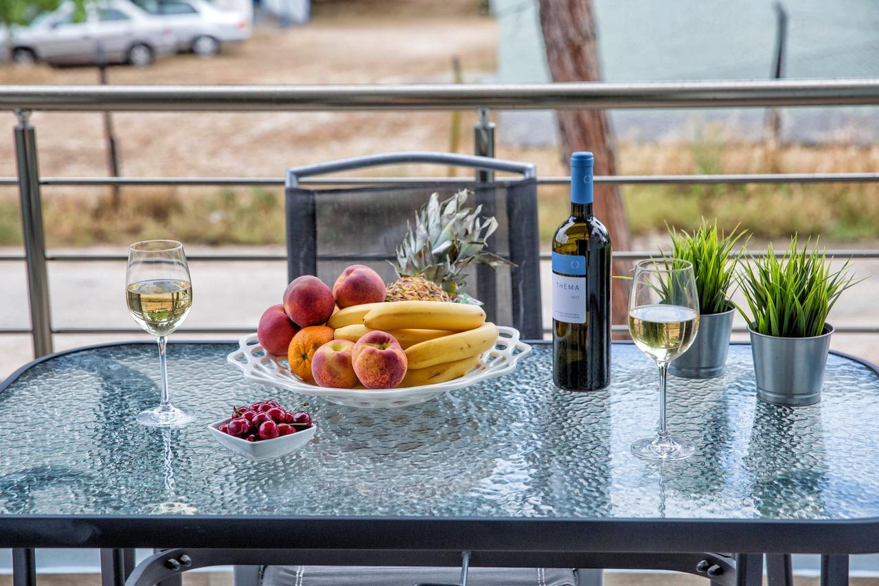 Isalos Suites Néa Péramos Екстериор снимка