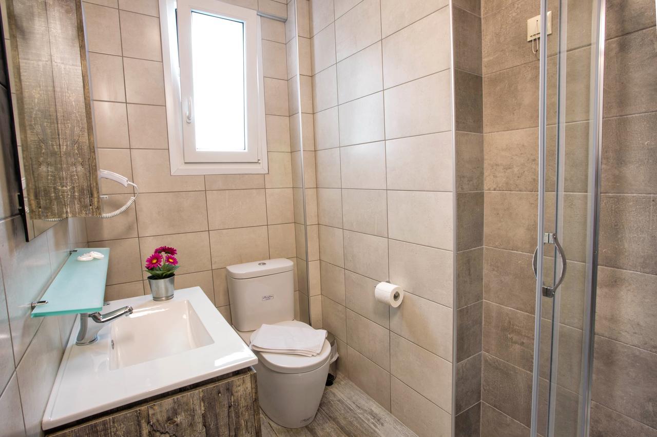 Isalos Suites Néa Péramos Екстериор снимка