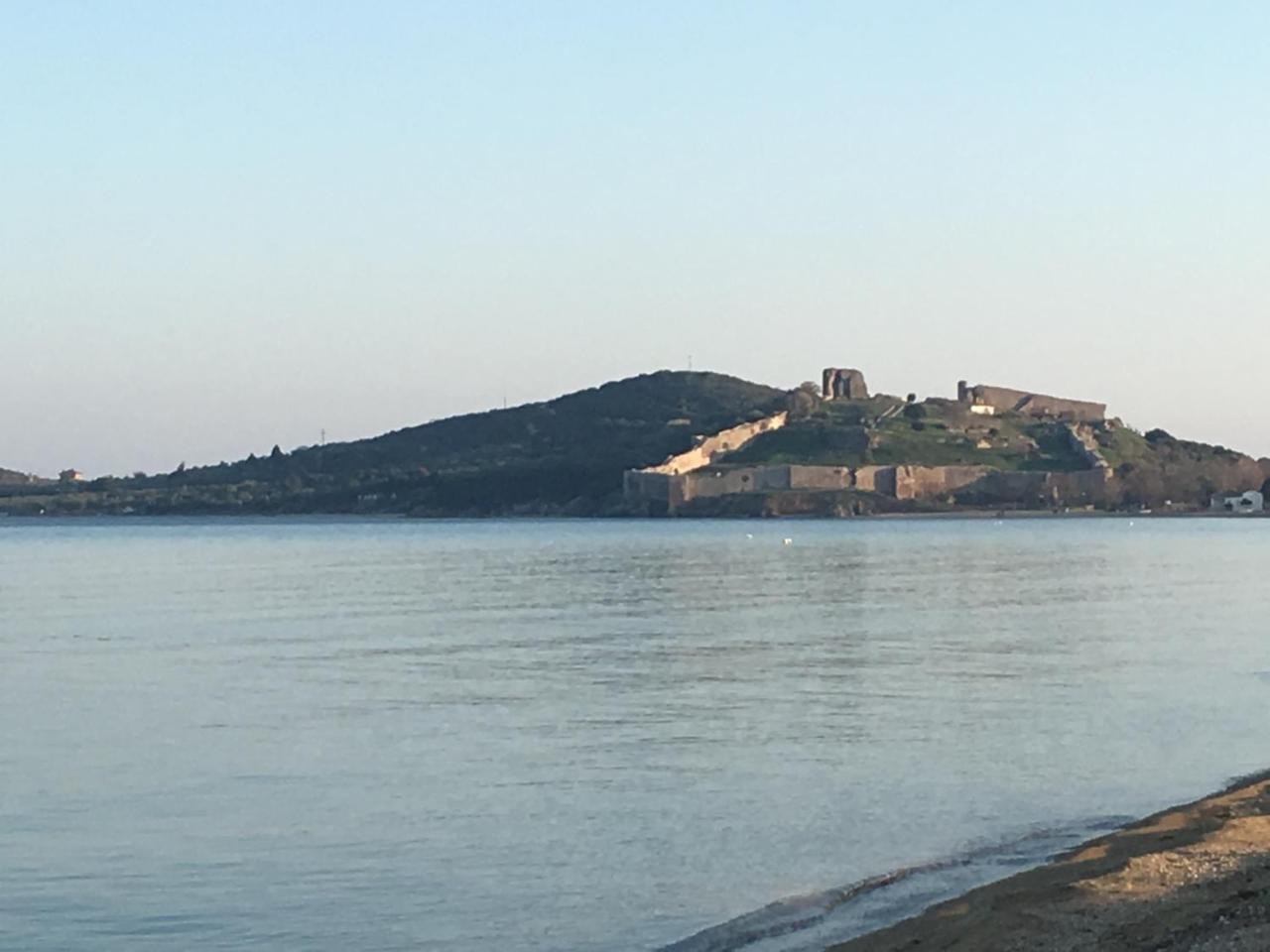 Isalos Suites Néa Péramos Екстериор снимка