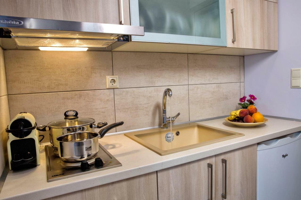 Isalos Suites Néa Péramos Екстериор снимка