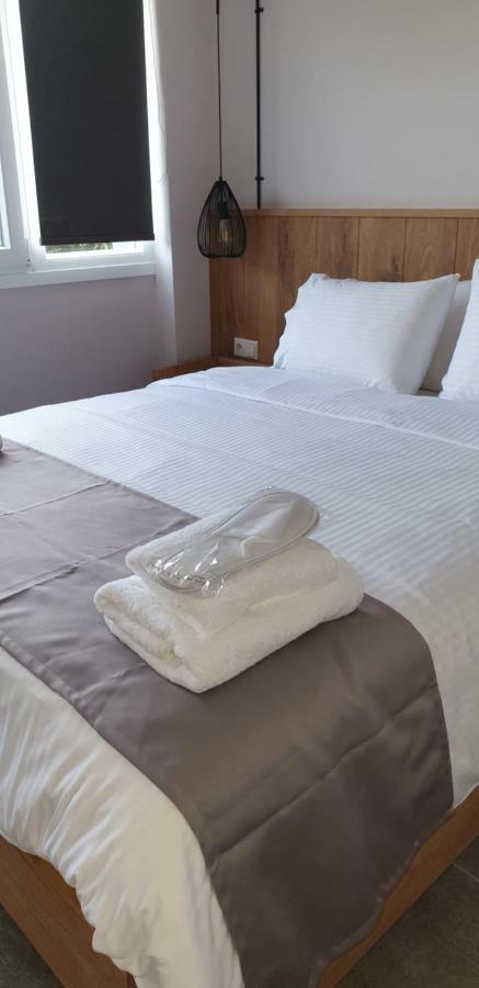 Isalos Suites Néa Péramos Екстериор снимка