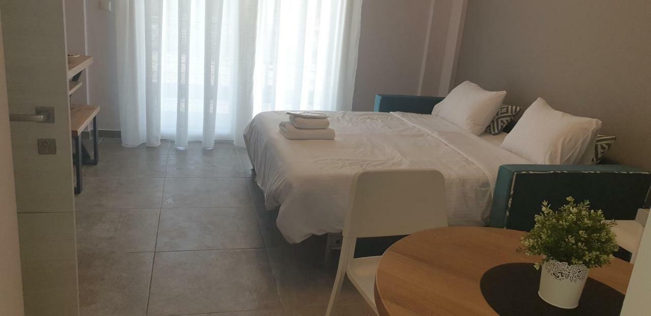 Isalos Suites Néa Péramos Екстериор снимка